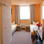 מלון Hotel-pension Gruene Linde 2*