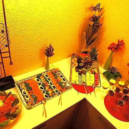 מלון Hotel-pension Gruene Linde 2*