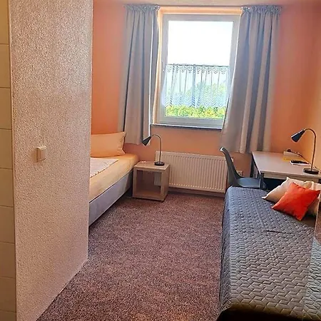 מלון Hotel-pension Gruene Linde 2*