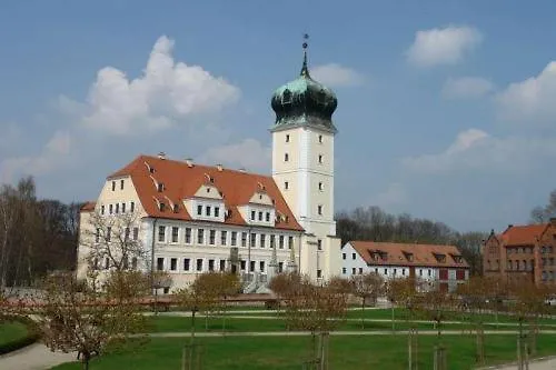 فندق Hotel-pension Gruene Linde 2*